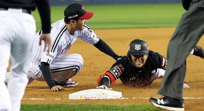 LG팬 노인들은 ‘한국시리즈’ 표도 못 구하는데...암표상들 한장에 ‘백만원’ 폭리