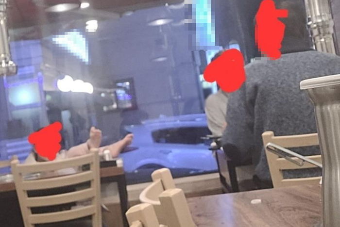 고깃집 테이블에 맨발 올린 여자아이...엄마·할아버지는 술만 마셨다