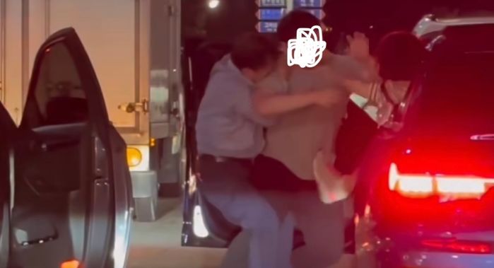 “무슨 사연 있길래”...이유 없이 옆차 여성 ‘머리끄덩이’ 잡는 아들 안간힘 다해 말린 아버지