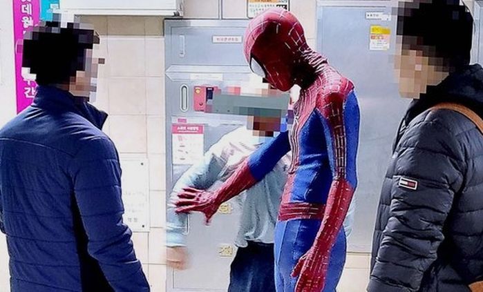 잠실역에 등장한 ‘스파이더맨’...역무원 위협하는 노숙자 말리고 사라졌다