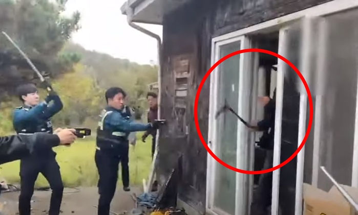 “재산 뺏으러 왔냐, 쏴봐!”...경찰에게 낫 휘두른 60대 노인, 테이저건 맞고 체포