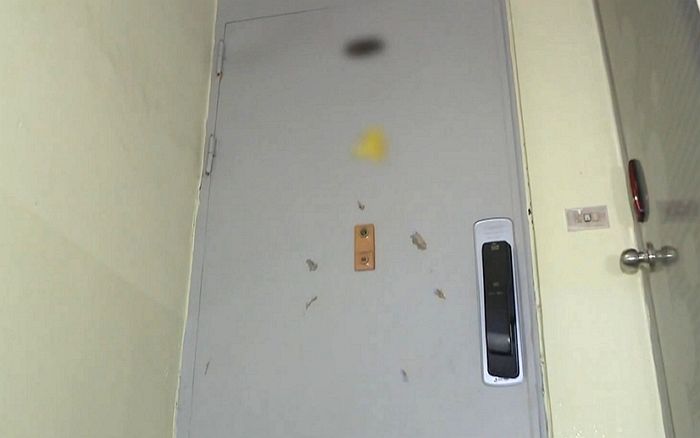 시끄럽다고 20대 여성 혼자 사는 옆집 문 ‘12kg 아령’으로 부순 남성...충격적인 현관문 상태