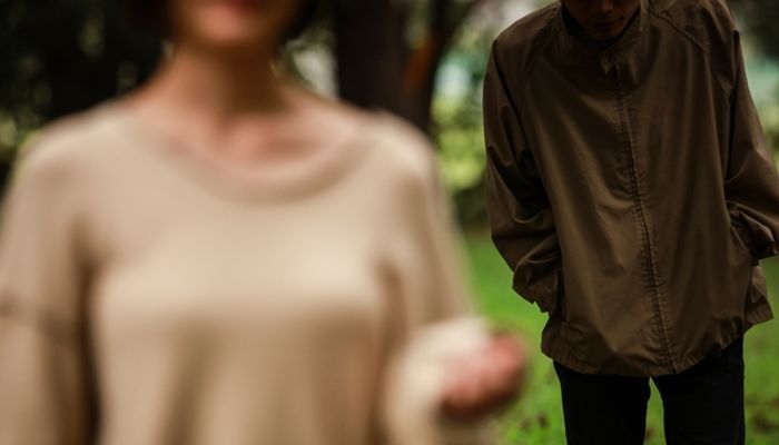 전여친이 다시 사귀자는 고백 거절하자 아파트 난간에 매달려 난동 부린 20대 남성