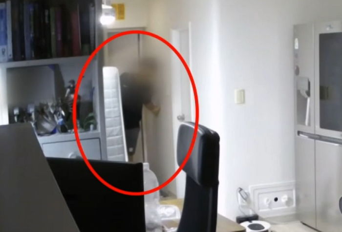 혼자 사는 여성이 환기 시키려 잠깐 열어둔 문으로 들어온 이웃집 남성, 세탁물 껴안고 ‘냄새’ 맡아