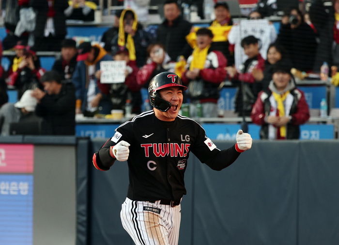 아파트 주민들이 ‘축하 현수막’ 걸자 인증샷 올려 감사인사한 MVP 오지환