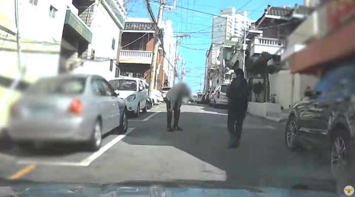 마트서 도둑질하다 걸리자 튄 절도범...‘부산 여경’이 추격해 잡았다 (영상)