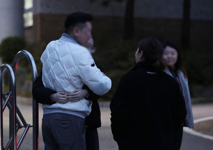 오늘(16일) 수능 시험장 앞에서 긴장한 아들·딸 안아주며 응원하는 부모님들 (+사진)