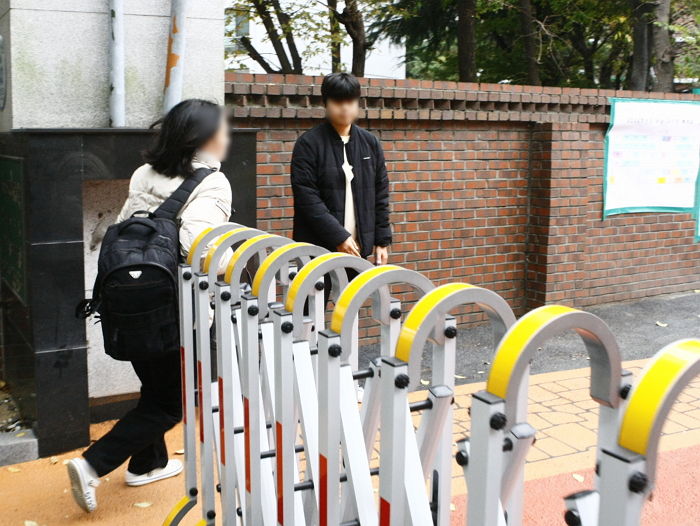 올해도 어김없이 지각해 경찰 아저씨 도움받아 시험장 뛰어 들어가는 수험생들