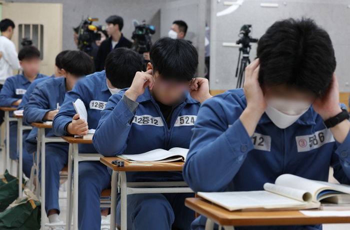 푸른 수의 입고 첫 교도소 수능 도전하는 10명의 소년수들