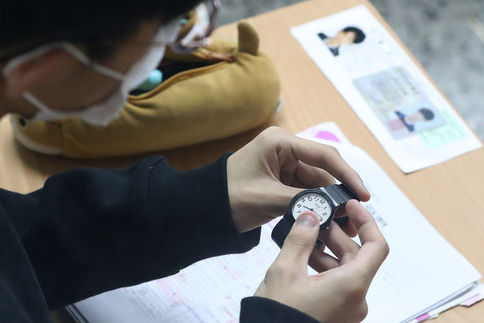 수능 시계 깜박하고 안 가져온 수험생 위해 자기 시계 풀어 빌려준 택시 기사