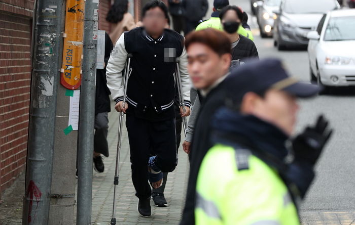 군 복무 중 ‘부상’ 입어 목발 짚고 수능 보러 온 군인...교문에서 박수 쏟아졌다
