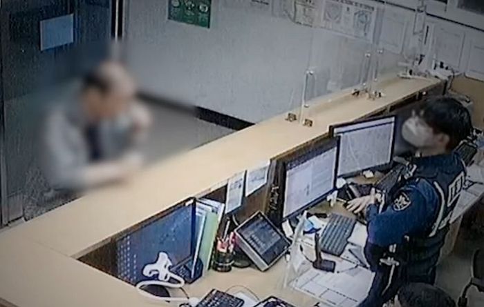 술 취해 제 발로 경찰서 찾아간 만취 수배범...술 깨자 “난 죄없다”며 난동 (영상)