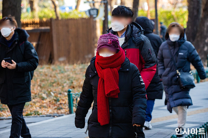 한파 특보에 덜덜 떨고 있는 할아버지에게 자기 외투 벗어주고 꼭 안아준 여성 (여성)