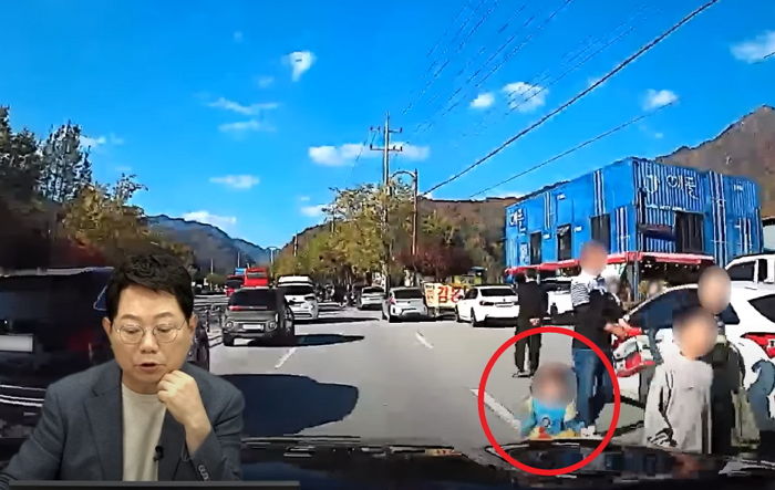 갑자기 튀어나와 차에 부딪힌 어린 아이...“손 안 잡은 부모 잘못 vs 안 기다린 운전자 잘못”