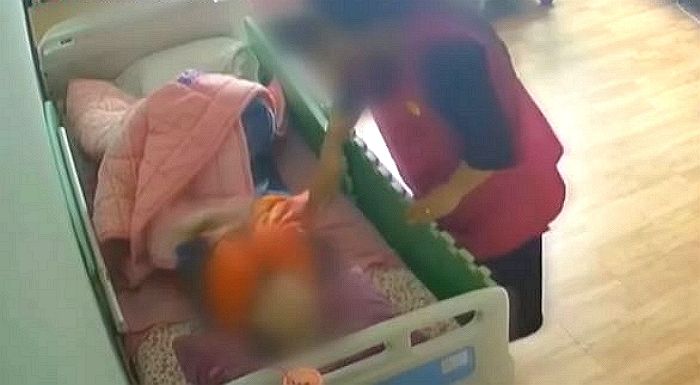 “80대 노인 피멍들 때까지 때린 요양보호사...폭행 후엔 화장으로 가려” (영상)