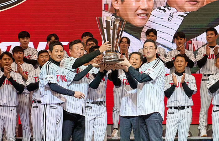 LG트윈스, 29년 묵은 ‘아와모리 소주’ 뚜껑 열었다...구광모 구단주 선수들과 축배