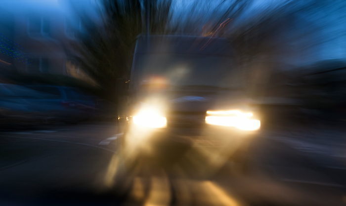 한밤중, 6차선 도로 위에 누워있던 여성, 20대 운전자가 몰던 SUV에 치여 사망