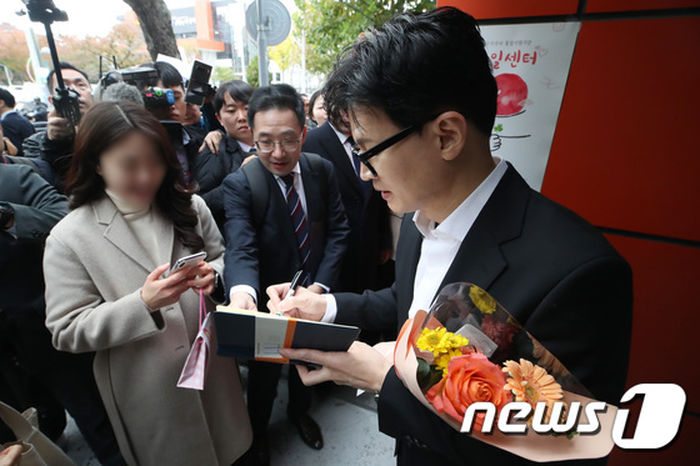“내가 어릴 때 시험 운 있었다. 다 가져가라”...한동훈, 밤늦도록 수험생 응원