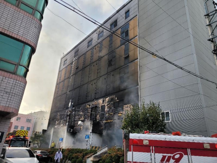 “원장이 환자 업고 뛰어”...출동한 119대원도 칭찬한 어제자 ‘병원 화재’ 탈출 현장