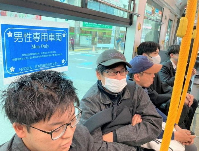 “성추행 누명 받기 싫어, 남자도 보호해달라”...일본서 남성만 탈 수 있는 트램 운영