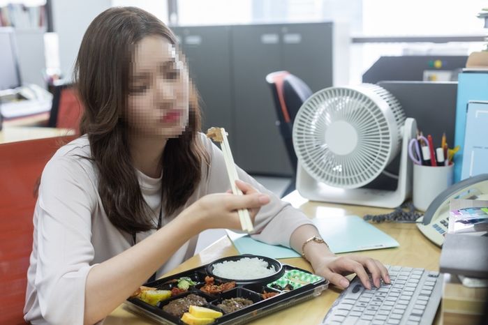 물가 치솟아 점심값도 부담돼...밥 싸서 다니는 직장인 ‘도시락족’ 증가