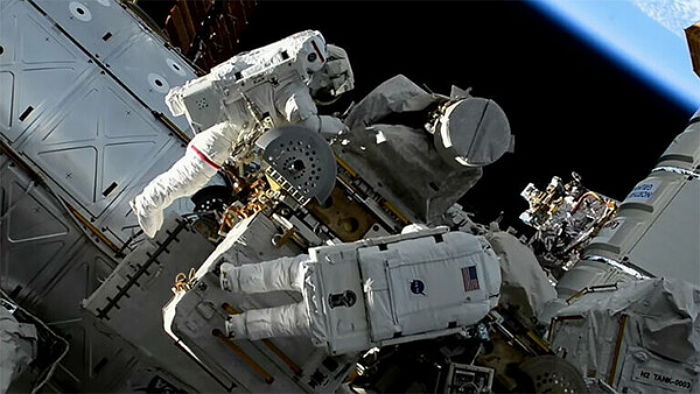 NASA 우주비행사가 잃어버린 1억짜리 가방, 오늘밤 서울 지나 맨눈으로 볼 수 있다