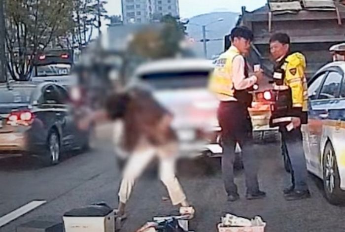 접촉사고 낸 여성, 경찰 오자 무아지경 ‘댄스’...알고 보니 ‘마약 전과자’였다 (영상)