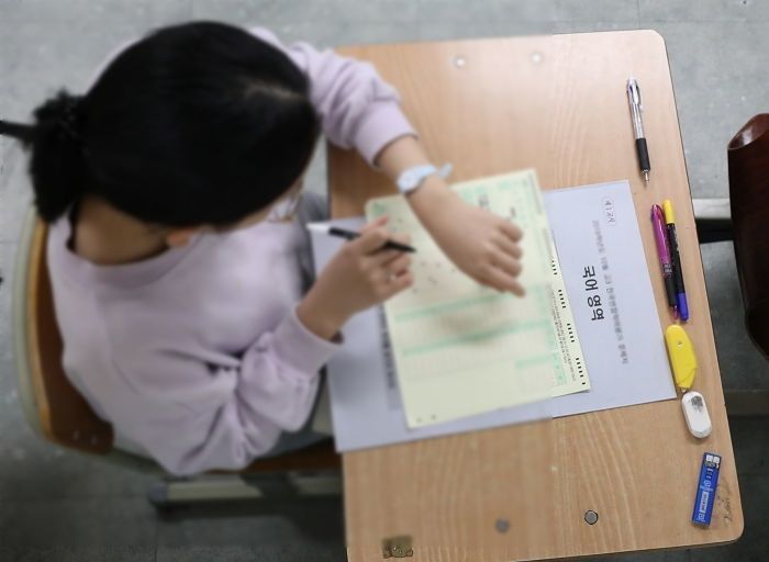 자녀 수능 ‘부정행위’ 적발한 교사 근무 학교 찾아가 1인 시위한 학부모