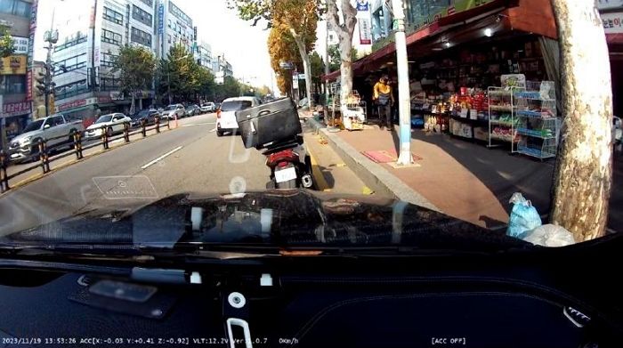 “당근마켓 거래남, 600만원짜리 ‘샤넬백’ 들어보더니 그대로 오토바이 타고 튀었습니다”
