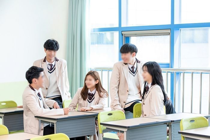 ‘학칙’ 어긴 딸이 스마트폰 빼앗기자 수업 중인 교사에게 휴대폰 집어던진 엄마