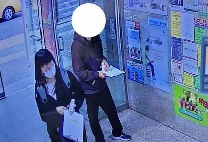 5일 강남구청역 일대에서 '필로폰 음료'를 들고 있는 피의자들 / 서울 강남경찰서