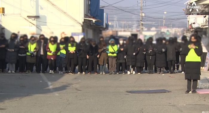 파주 ‘용주골’ 건축물 강제 철거...‘인간띠’ 만들어 막아선 성매매 여성들