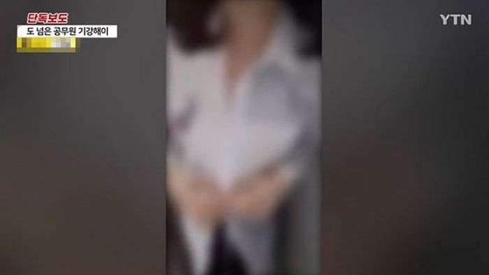 사무실 근무 중 노출 방송한 또 다른 7급 공무원...단추까지 풀었다 (영상)