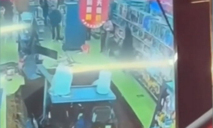 개점 하루 만에 바닥 와르르 무너져 초대형 싱크홀 생긴 중국 마트 (영상)