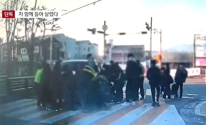 ‘일단정지’ 무시하고 달린 차량에 고등학생 깔려...시민들이 차 들어 구했다 (영상)
