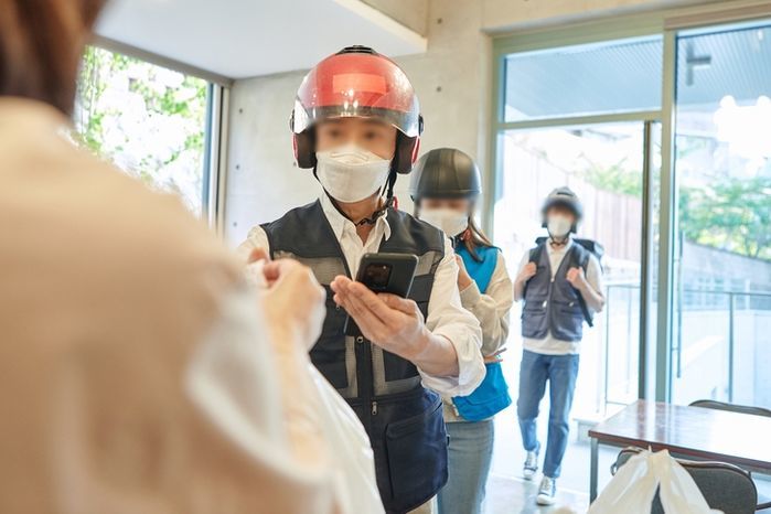 소주 3병 시킨 고객에 신분증 요구했다가 얼굴 피투성이 되도록 폭행당한 배달 알바생