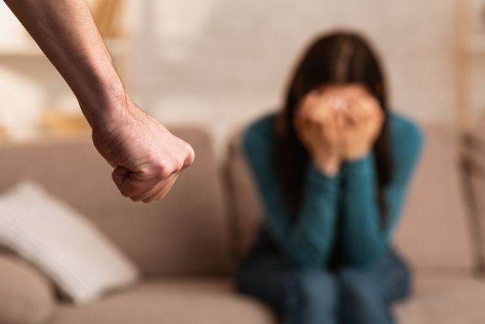 “아빠, 냄새나니까 방에 들어가”...10대 딸 말에 격분해 대걸레 집어던지며 폭행한 친부