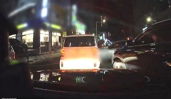한밤중 제주서 역주행하던 ‘만취 차량’...목숨 걸고 추격한 시민 차량 4대가 포위해 잡았다 (영상)