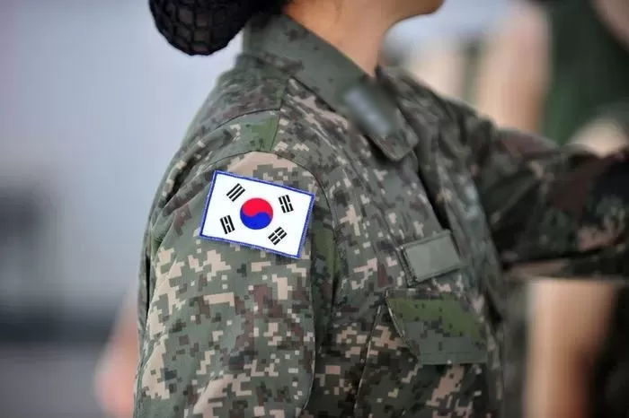 전우와 불륜 저지르다 베란다로 숨은 유부녀 여군...“벗어둔 팬티스타킹이 결정적 증거됐다”