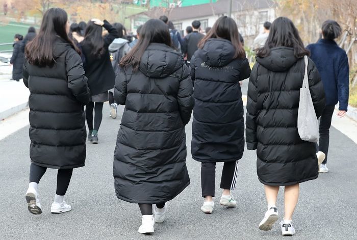 패딩 거지라 놀림당하는 아이들...유행 지난 롱패딩은 부모님이 대신 입는다