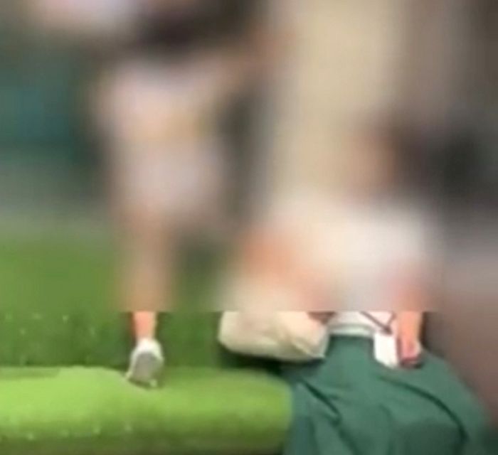 흙 묻은 신발로 ‘지하철 좌석’ 밟고 창문 기어오르는 아들 가만히 지켜보기만 하는 엄마 (영상)