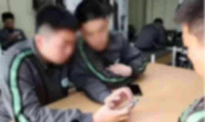 군대 가서도 ‘도박 중독’ 못 벗어난 20살 아들...원인으로 ‘스마트폰 지급’ 꼽은 아버지