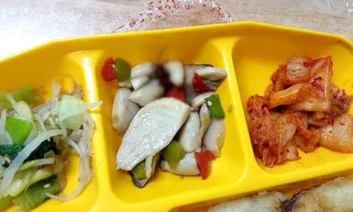 “아이들 먹는 건데”...일주일 사이 벌레 두번 나와 난리난 창원 한 고교 급식