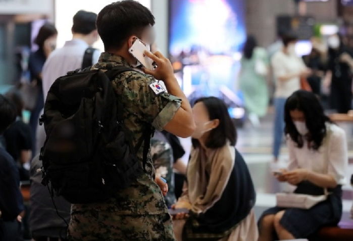 새벽에 내무반서 지진 재난 문자 경보음 울려 단체 기합받았다는 군부대 상황