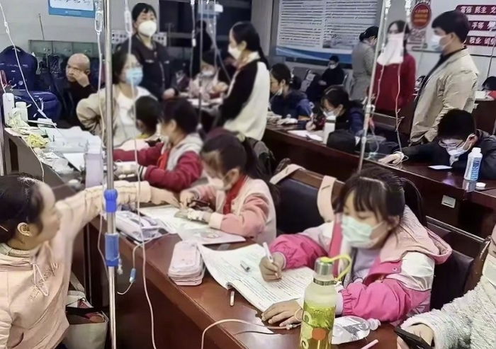 숙제 너무 많아 병원서 링거 꽂고 엄마 감시받으며 공부하는 중국 초등학생들