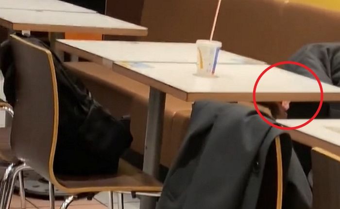 버거집서 여성이 앉아있던 자리에 코 박고 ‘냄새’ 맡는 일본 변태남 (+영상)