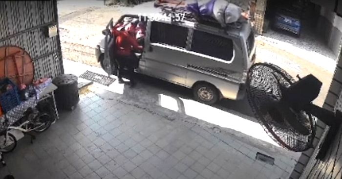“차에 탄 3살 손녀 살리려고”...경사로에서 미끄러지는 SUV 맨몸으로 막던 할머니 깔려 숨져