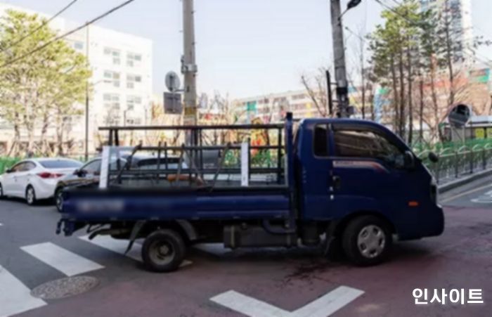 건축자재 싣고 가던 화물차, 제대로 고정 안 해 파이프 추락...지나가던 행인 맞아 사망