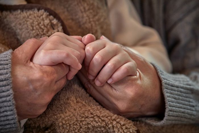 손녀 위해 질긴 ‘순대 껍질’ 까주셨다...‘할머니 보고싶어요’ 눈물바다 만든 사연