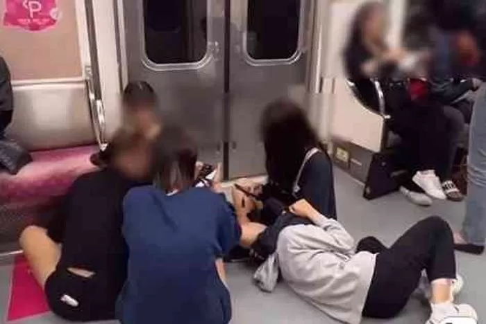 마산행 달리는 기차 안에서 삼겹살에 소주 파티...상추쌈까지 싸먹었다